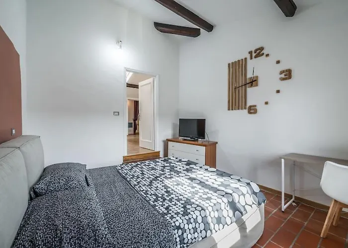 Near Ferrari's & Pavarotti's House شقة