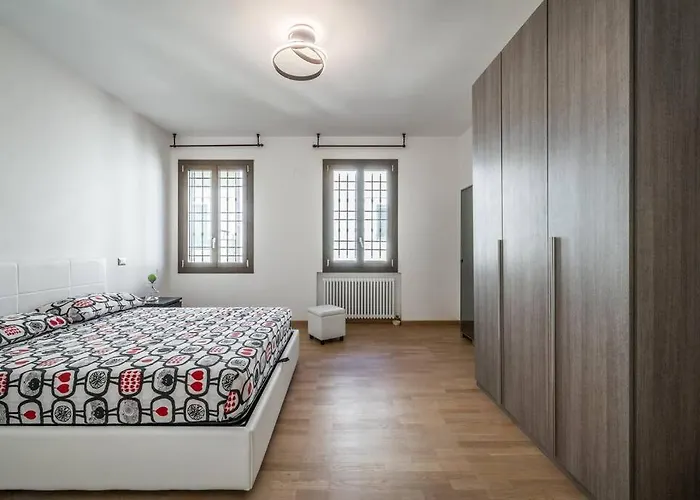 Near Ferrari's & Pavarotti's House شقة