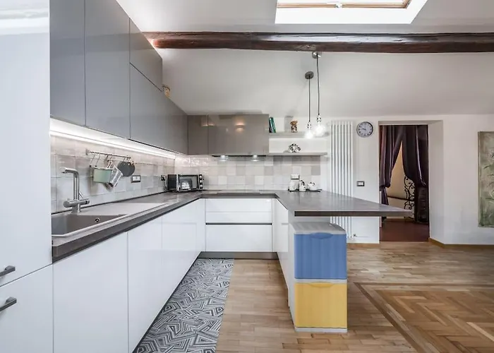 Near Ferrari's & Pavarotti's House شقة